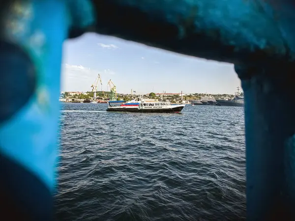 Karadeniz 'de bir gemi. Sivastopol.