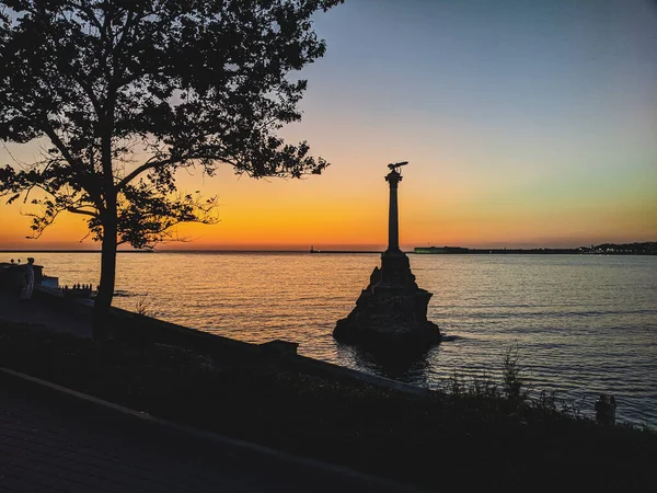 Gün batımında anıt. Sivastopol.