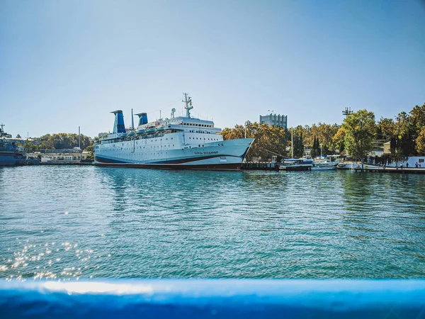 Artilleriyskaya körfezinde bir gemi. Sivastopol.