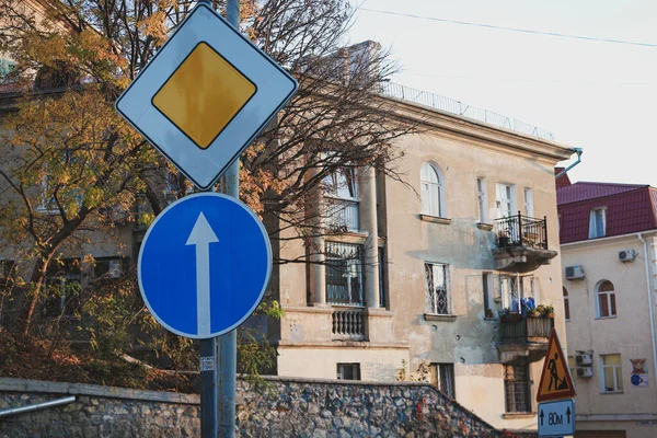 Suvorova caddesindeki yol tabelası. Sivastopol.