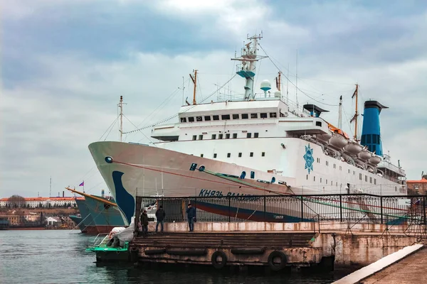 Gemi rıhtımda. Sivastopol.