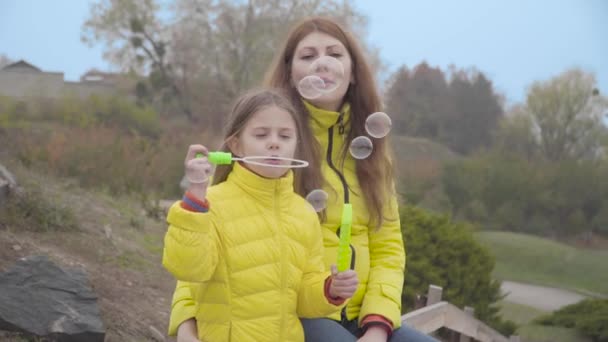 Belle Mère Caucasienne Jolie Fille Soufflant Des Bulles Savon Dans — Video