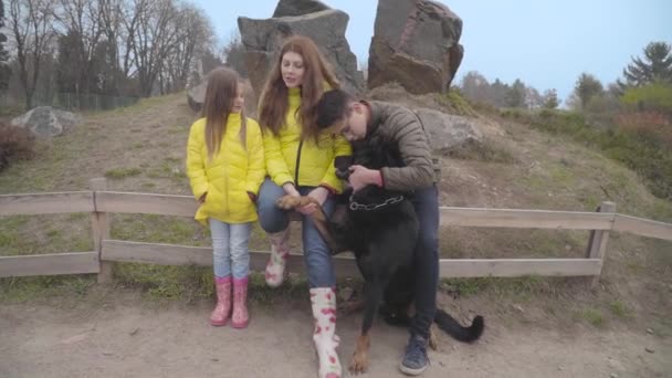 Teenage Kavkazský Chlapec Brýlích Hraje Černým Doberman Jako Jeho Matka — Stock video