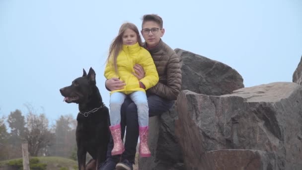 Irmão Adolescente Caucasiano Óculos Segurando Sua Irmã Mais Nova Mãos — Vídeo de Stock