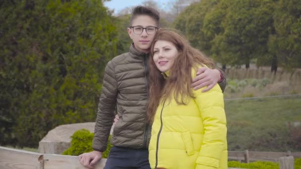 Adolescent Garçon Caucasien Étreignant Belle Mère Dans Parc Automne Jeune — Video