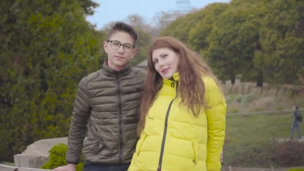 Zwangere Mooie Vrouw Poseert Met Haar Zoon Het Herfstpark Tienerjongen — Stockvideo
