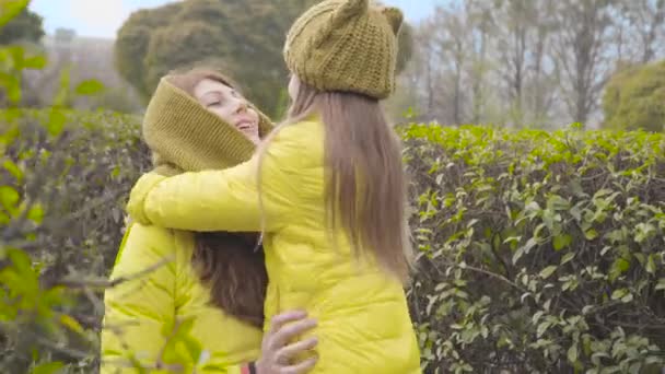 Primo Piano Della Giovane Donna Caucasica Che Parla Con Sua — Video Stock