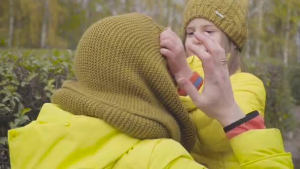 Lächelndes Kaukasisches Mädchen Das Senfschal Auf Dem Kopf Der Mutter — Stockvideo