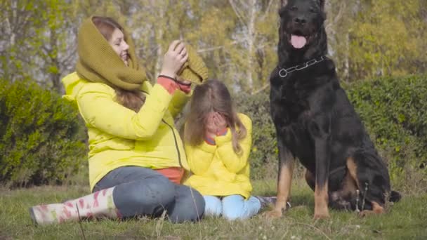 Porträtt Ung Vit Kvinna Som Sitter Grönt Gräs Och Sätter — Stockvideo