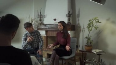 Sinir bozucu kız arkadaşıyla psikolog ofisinde konuşan sinirli, beyaz bir çocuk. Çiftler birbirlerini anlamıyorlar. İlişki sorunları, ayrılık, iletişimdeki güçlükler.