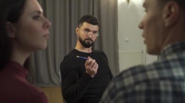 Kendine güvenen profesyonel Kafkas psikoloğu ön planda konuşan adamı dinliyor, onu cesaretlendiriyor. Karın ya da kız arkadaşın sessizce oturuyor. Çift terapisi seansında profesyonel psikolog..