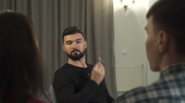 Sakallı Kafkas psikoloğu kocası ya da erkek arkadaşı hakkında yakınan kadını dikkatle dinliyor. Çift terapisi seansı. Profesyonel psikanalist insanlara yardım ediyor..