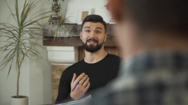 Kafkas psikoloğu konuşuyor ve gülümsüyor. Karşıdaki hastaya ilginç bir hikaye anlatan profesyonel bir adam. Kişisel terapi..