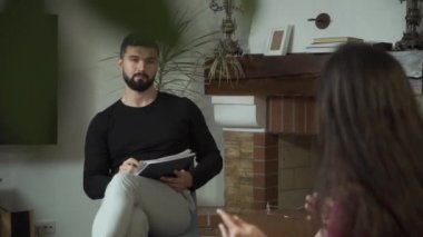 Kafkasyalı genç bir kadının omzundan vurulmak duygusal olarak hareket etmek ve psikologlara korkularını ve sorunlarını anlatmak. Profesyonel yardım arayan umutsuz bir kız. Kişisel terapi..