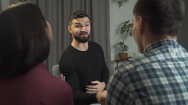 Jonge blanke familie die psychologen de hand schudt en glimlacht. Succesvol einde van de relatietherapie. Psychoanalyse, tevreden klanten, professionele hulp. — Stockvideo