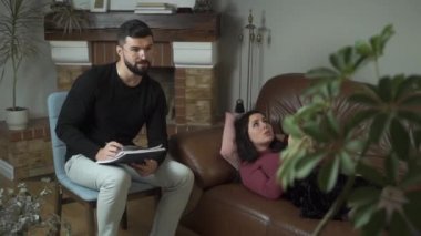 Genç, güzel, beyaz bir kadın kanepede uzanıyor ve erkek psikoloğla konuşuyor. Profesyonel psikanalist hastalarının sorunlarını analiz ediyor ve not alıyor. Kişisel terapi..