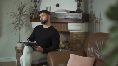 Çekici genç adam bakışlarını kaçırıyor, aklına gelen fikri düşünüyor ve not alıyor. Başarılı bir Kafkasyalı menajer evdeki sorunlarla ilgileniyor. Gelecek projelerini düşünen yakışıklı bir adam..