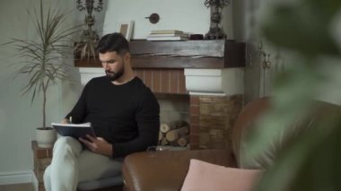 Sakallı, siyah saçlı, kendine güvenen beyaz bir adam fikirlerini yazıyor. Başarılı bir yönetici görevlerle ilgileniyor. Gelecek projelerini düşünen yakışıklı bir adam..