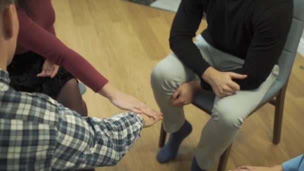 Quattro mani caucasiche poste una sopra l'altra. Persone che si mettono le mani in cerchio di fiducia. Terapia di gruppo, trattamento psicologico, empatia, unità . — Video Stock