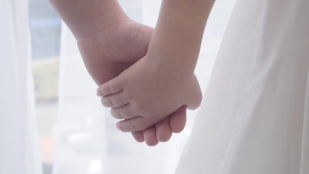 Camera beweegt langzaam rond kleine blanke handen die elkaar vasthouden. Kinderen, eenheid, saamhorigheid. — Stockvideo