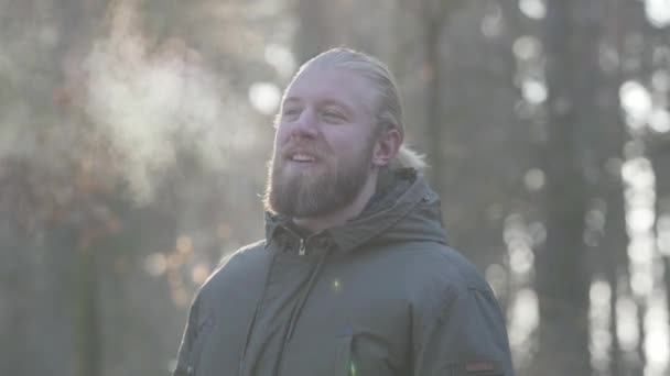 Sonbahar ormanında durup gülümseyen mutlu beyaz adamın portresi. Yetişkin erkek turist açık havada eğleniyor. Boş zaman, yaşam tarzı, mutluluk.. — Stok video