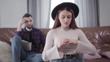 Kızgın beyaz kadın, arka planda oturan çaresiz kocası olarak alyansını çıkarıyor. Genç evli çift ayrılıp boşanıyor. Çatışma, yanlış anlaşılma, sorunlar.