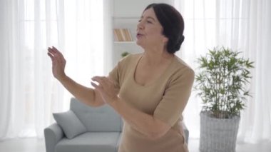 Kafkas tiyatro oyuncusunun portresi evde prova yapıyor. Zarif orta yaşlı bir kadın bir tarafa bakıyor ve duygusal olarak konuşuyor. Hobi, meslek, yaşam tarzı.