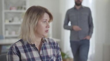 Stresli, gözleri ağrıyan, tanınmayan bir adamdan alyans alan genç bir kadının yakın çekimi. Eşinden boşanan Kafkasyalı eş. Ayrılma, çatışma, depresyon.