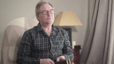 Üzgün yaşlı adam fotoğraf albümünü kapıyor ve düşünüyor. Kafkasyalı emekli evde tek başına anılarıyla oturuyor. Yaşam tarzı, nostalji, yaşlanma, yalnızlık..