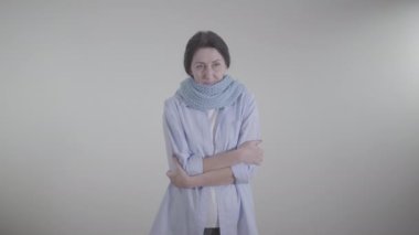 Beyaz arka planda öksüren hasta beyaz kadın portresi. Sıcak eşarplı hasta esmer kadın nezle ve grip virüsü taşıyor. İlaç, sağlık, hastalık.