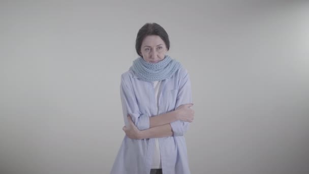 Portrait de femme caucasienne malade toussant sur fond blanc. Femme brune malade dans un foulard chaud ayant le rhume et le virus de la grippe. Médecine, soins de santé, maladie . — Video