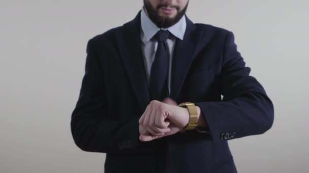 Dedo masculino caucásico golpeando en la cara del reloj. Joven empresario irreconocible llegando tarde al gesto de encuentro sobre fondo blanco. Negocios, puntualidad, estilo de vida . — Vídeos de Stock