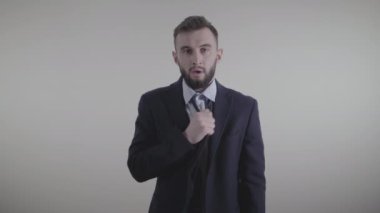 Kafkasyalı genç bir adamın portresi kravatını gevşetiyor ve çıkarıyor. İş toplantısından sonra stres altında olan işadamı dinleniyor. Yaşam tarzı, kariyer, girişimcilik, stres..