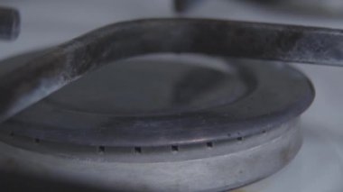 Yakın plan yanan kibrit, ocakta ateş yakıyor. Ev içi gaz ocağı yanıyor. Ev aletleri, yakıt, mutfak, yemek..