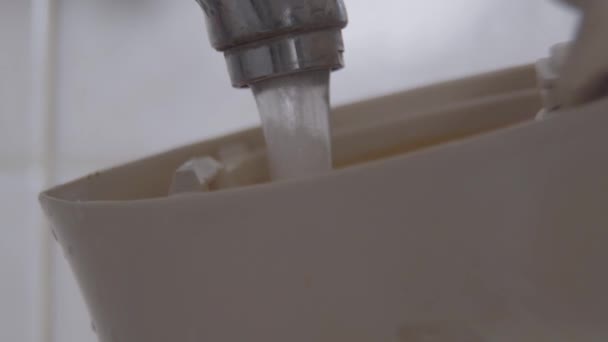 Primer plano del agua que entra en la tetera eléctrica. Líquido se queda sin grifo en los utensilios de cocina del hogar. Cocina, ebullición, cocina . — Vídeos de Stock