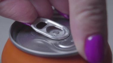 Güzel manikürlü bira kutusu ya da alkolsüz alkolsüz içecek içeren metal konteynırlı kadın elinin aşırı yakın çekimi. Bilinmeyen Kafkasyalı genç kadın içeceği açıyor.