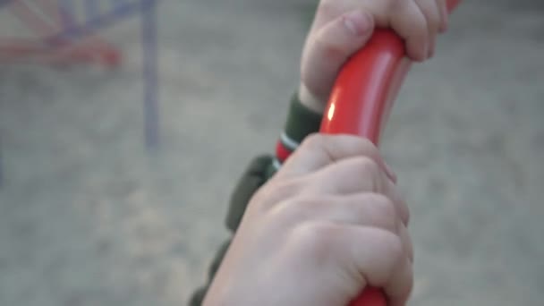 Primer plano de las pequeñas manos caucásicas masculinas tocando el equipo en el parque infantil. Colegial gastando coronavirus en cuarentena al aire libre. Covid-19, pandemia mundial, higiene . — Vídeo de stock