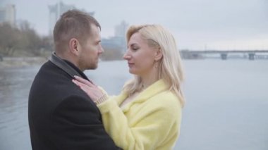 Beyaz bir çift nehir kıyısında dans ediyor ve birbirlerine sevgiyle bakıyor. Açık havada sevgili bir erkek ve bir kadın. Romantizm, sonsuz aşk, eğlence, yaşam tarzı, birlik.