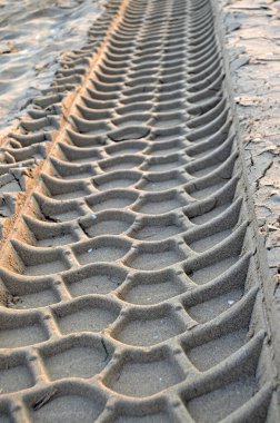 Islak kumda traktör tekerleği izi