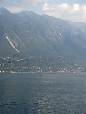 Garda Gölü 'nün üzerindeki teraslı bisiklet yolunun görüntüsü. Ciclopista del Garda. Limon Konsolosu Garda, İtalya