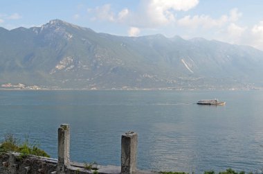 Garda Gölü 'nün üzerindeki teraslı bisiklet yolunun görüntüsü. Ciclopista del Garda. Limon Konsolosu Garda, İtalya