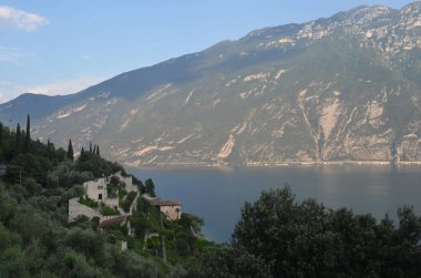 Garda Gölü 'nün üzerindeki teraslı bisiklet yolunun görüntüsü. Ciclopista del Garda. Limon Konsolosu Garda, İtalya