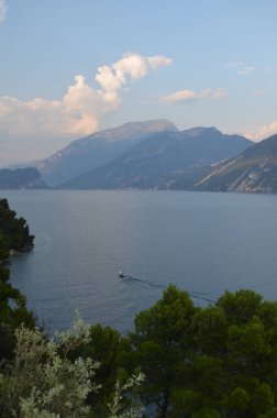 Garda Gölü 'nün üzerindeki teraslı bisiklet yolunun görüntüsü. Ciclopista del Garda. Limon Konsolosu Garda, İtalya