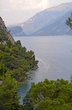 Garda Gölü 'nün üzerindeki teraslı bisiklet yolunun görüntüsü. Ciclopista del Garda. Limon Konsolosu Garda, İtalya