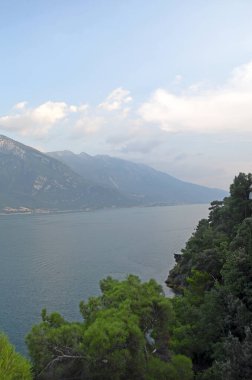 Garda Gölü 'nün üzerindeki teraslı bisiklet yolunun görüntüsü. Ciclopista del Garda. Limon Konsolosu Garda, İtalya