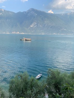 Garda Gölü 'nün üzerindeki teraslı bisiklet yolunun görüntüsü. Ciclopista del Garda. Limon Konsolosu Garda, İtalya