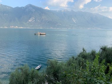 Garda Gölü 'nün üzerindeki teraslı bisiklet yolunun görüntüsü. Ciclopista del Garda. Limon Konsolosu Garda, İtalya