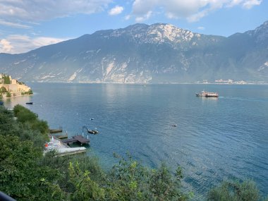 Garda Gölü 'nün üzerindeki teraslı bisiklet yolunun görüntüsü. Ciclopista del Garda. Limon Konsolosu Garda, İtalya