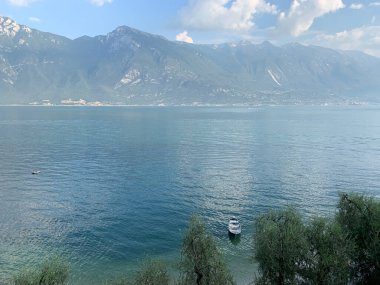 Garda Gölü 'nün üzerindeki teraslı bisiklet yolunun görüntüsü. Ciclopista del Garda. Limon Konsolosu Garda, İtalya