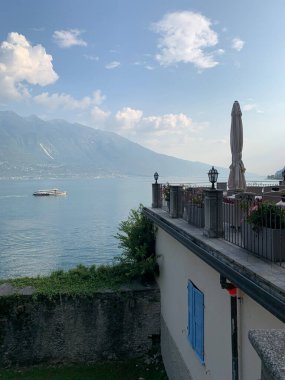 Garda Gölü 'nün üzerindeki teraslı bisiklet yolunun görüntüsü. Ciclopista del Garda. Limon Konsolosu Garda, İtalya